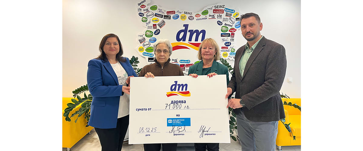 Дарение от дм на стойност 71,000 лв с четирима души държащи чека