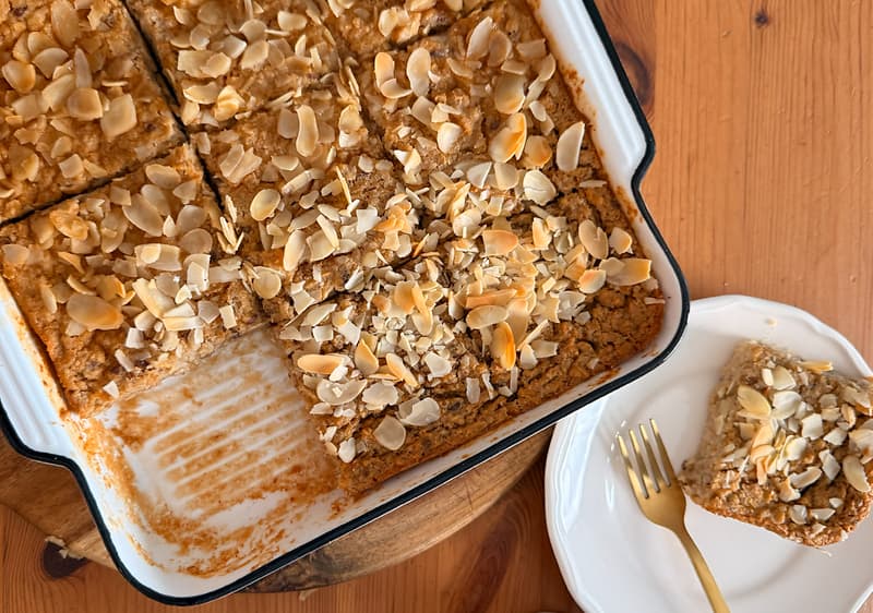 Печиво с бадеми в тава и парче на чиния