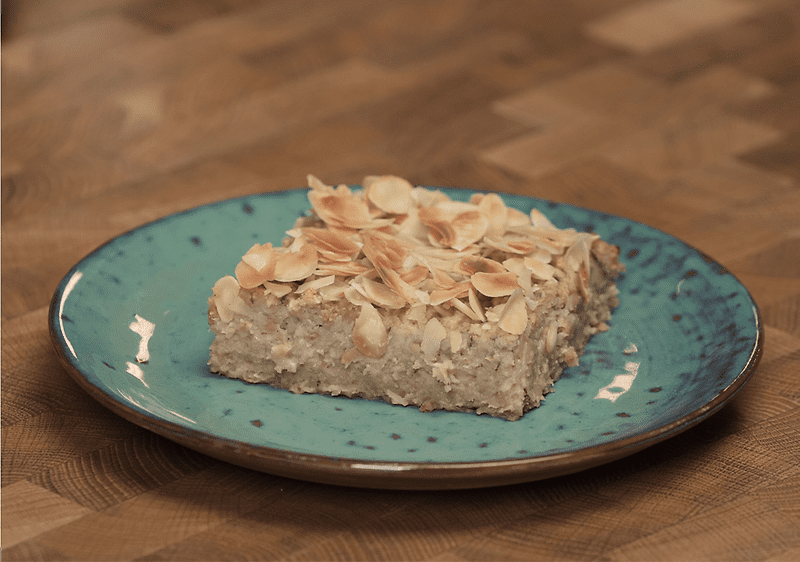 Печиво с бадеми в тава и парче на чиния