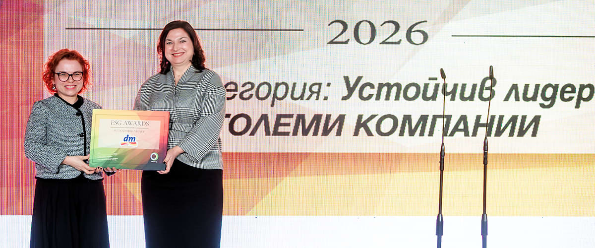 Сцена с микрофони и надпис за устойчив лидер