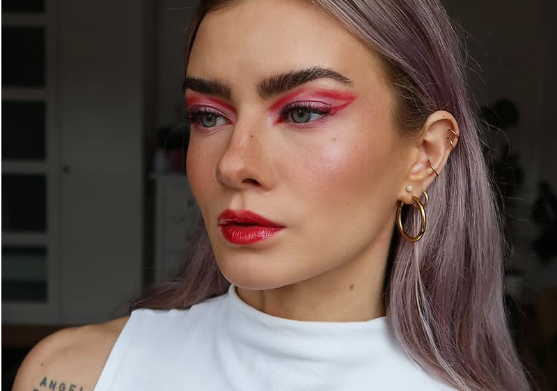 djevojka našminkana u Glitchy Glam stilu