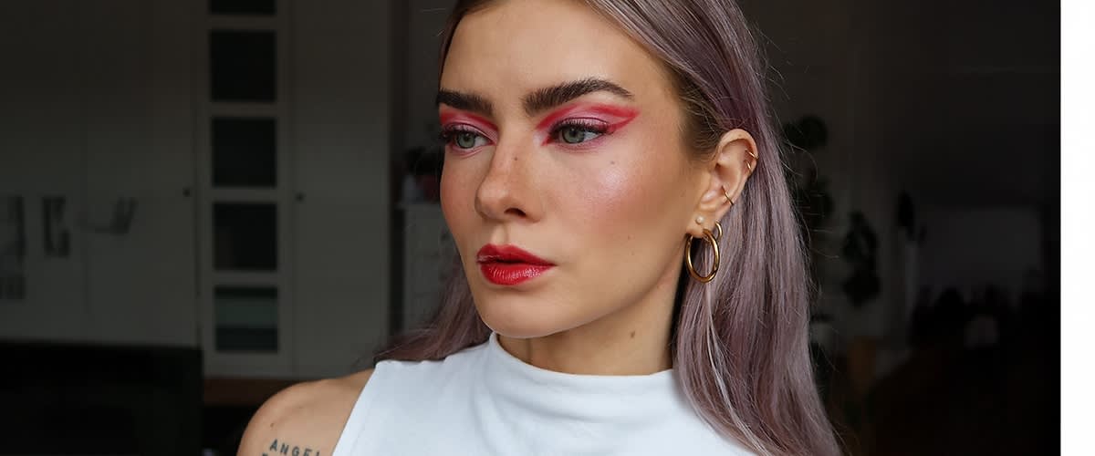 djevojka našminkana u Glitchy Glam stilu
