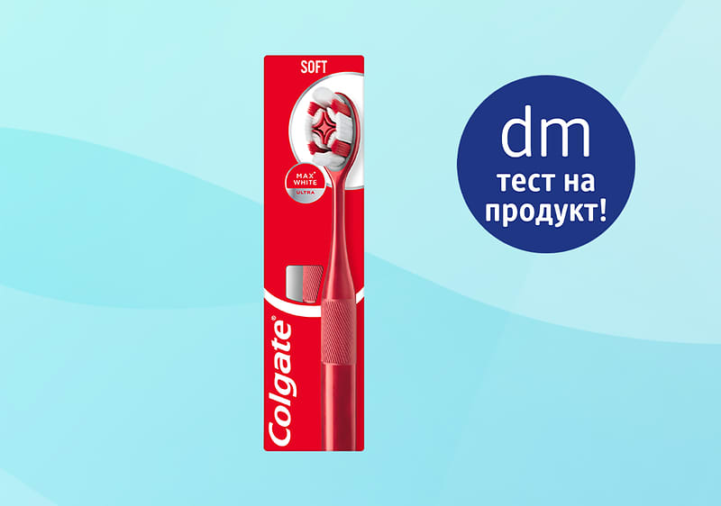 Червена Colgate четка за зъби в опаковка на син фон