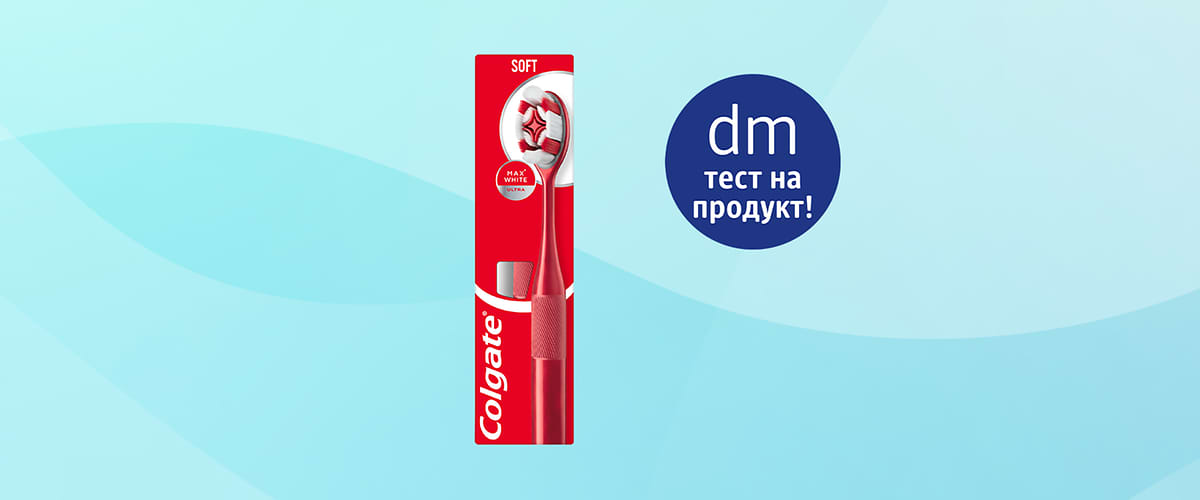 Червена Colgate четка за зъби в опаковка на син фон