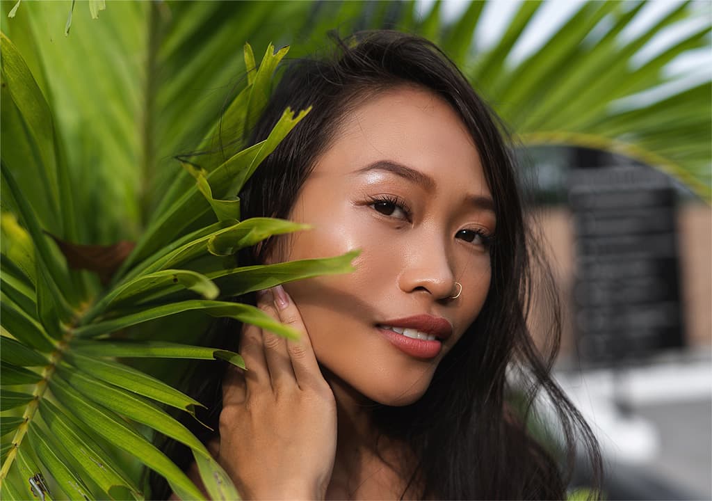 Žena slikana pored palme