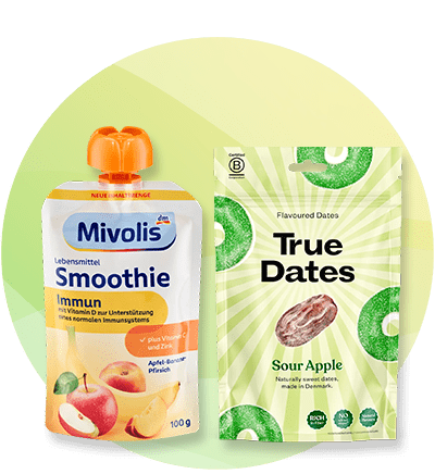 Smoothie pakiranje s okusom jabuke i vrećica True Dates sour apple uz zelenu pozadinu