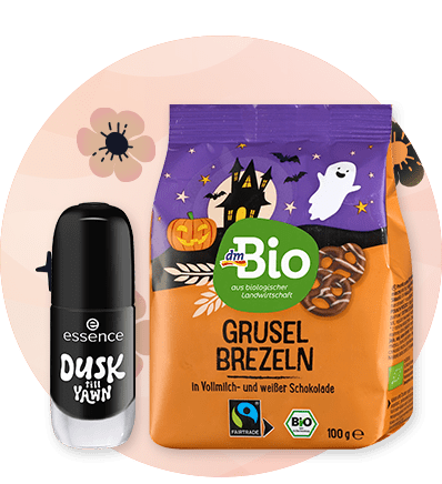Dva proizvoda na dekorativnoj pozadini, crni dezodorans i paket Halloween grickalica