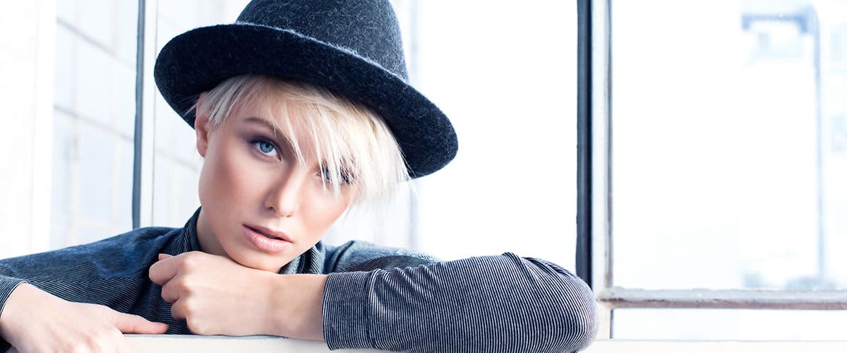 Plavuša sa šeširom