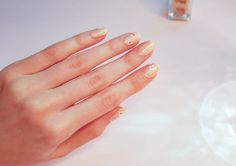 Razigrani cvjetni dizajn noktiju