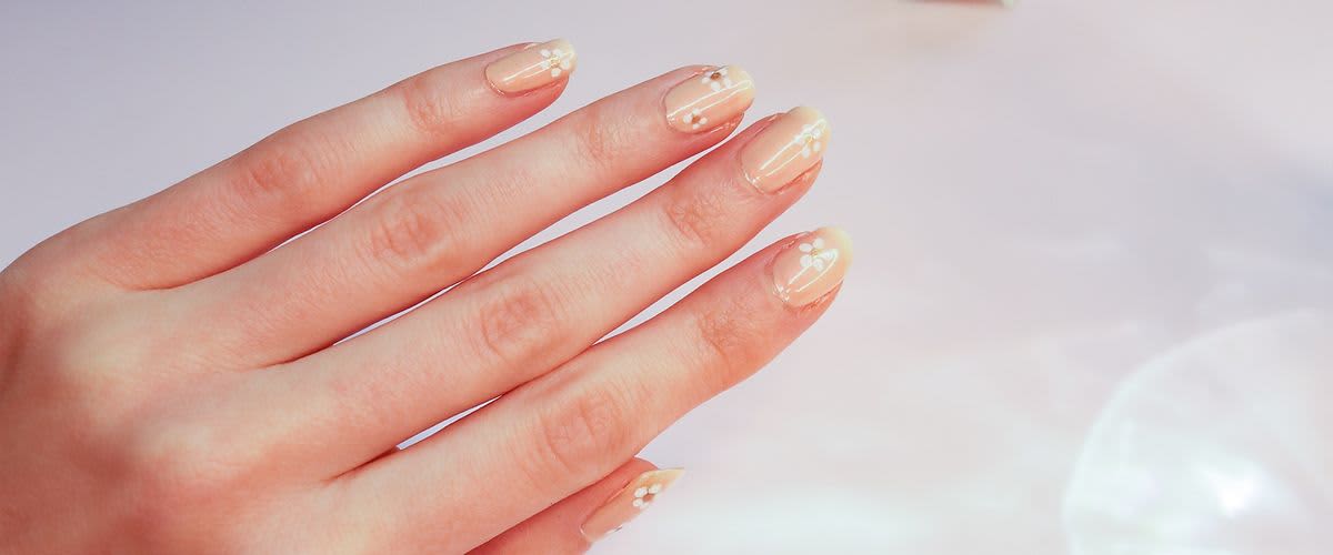 Razigrani cvjetni dizajn noktiju