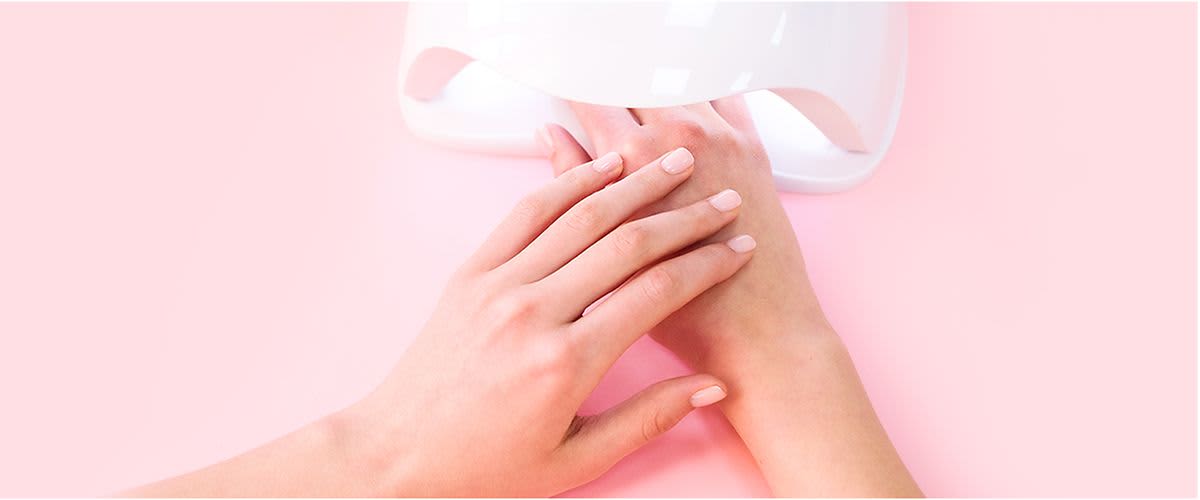 Lakiranje noktiju UV lampom