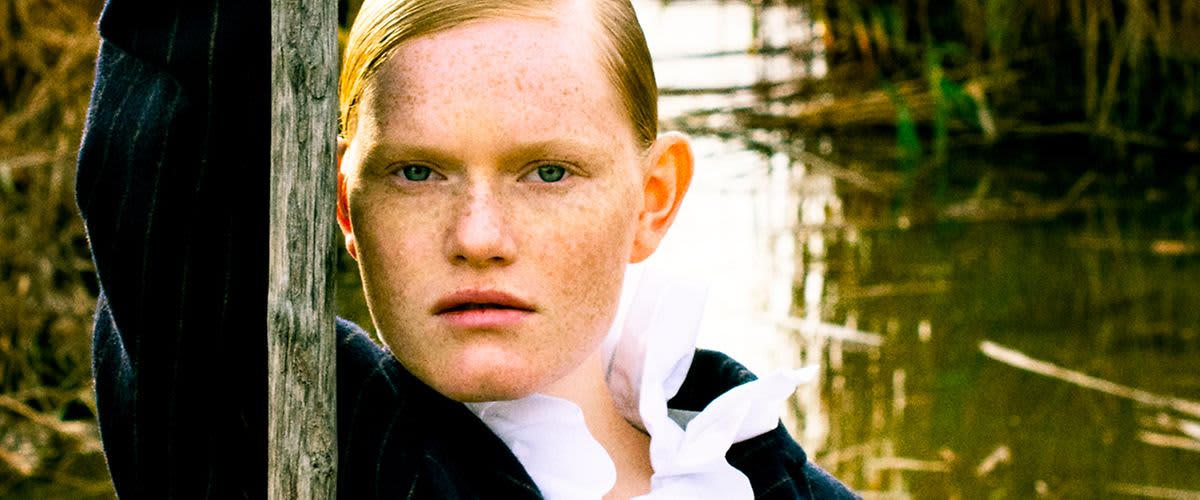 Žena s plavom kosom i pjegicama po licu