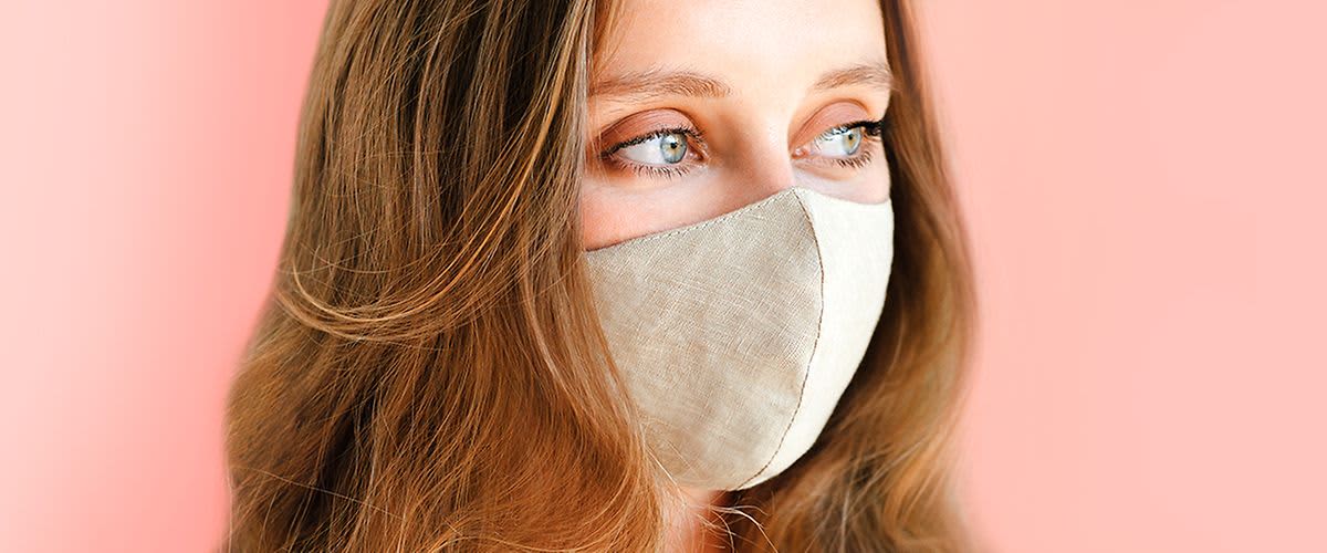 Našminkana žena s maskom