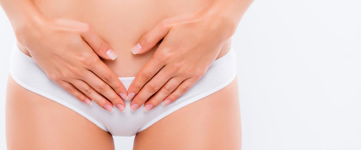 Žensko tijelo u bijelom donjem rublju i ruke koje su na području mjehura