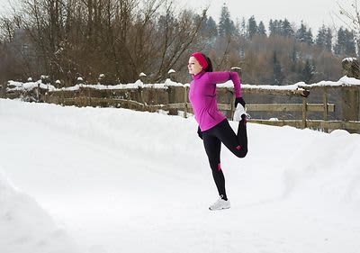 žena koja isteže mišiće nakon vježbanja