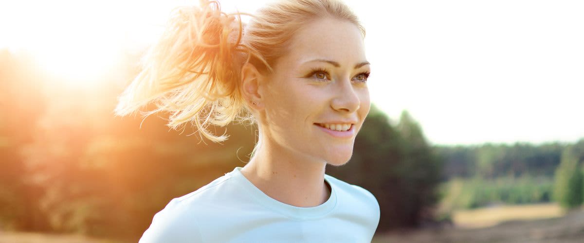 žena koja trči u prirodi