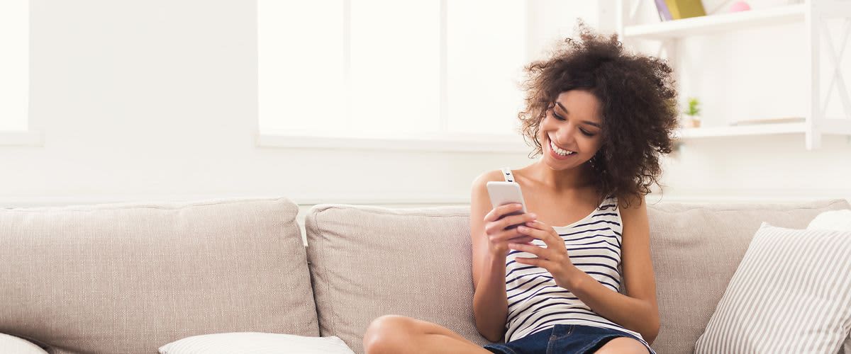 žena koja sjedi kod kuće na kauču