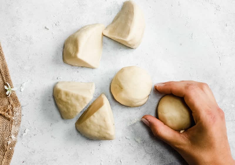 Podijelite tijesto za tortilje