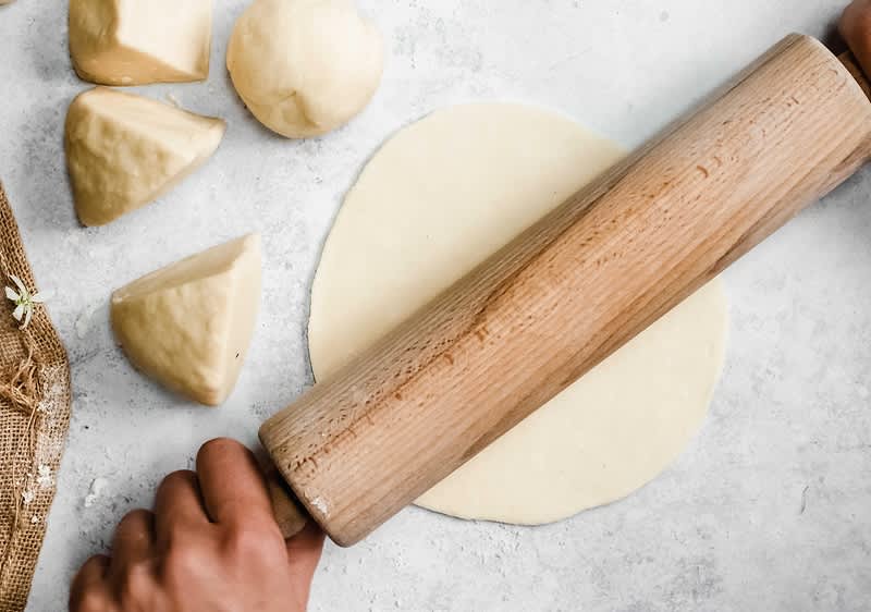 Razvaljajte tijesto za tortilje