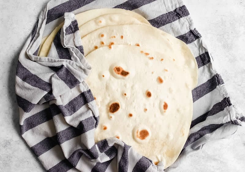 Ispecite tortilje i zamotajte u vlažnu kuhinjsku krpu