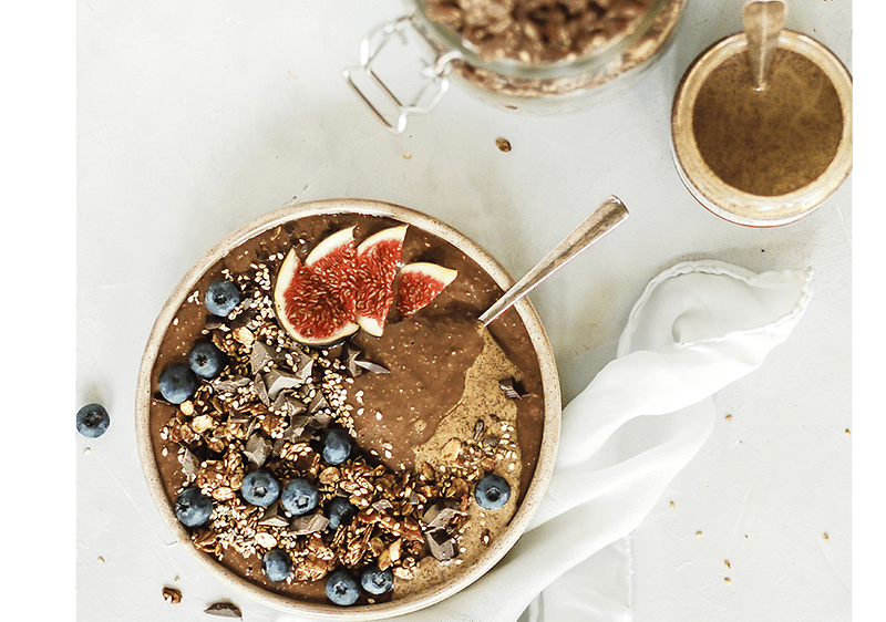Čokolada u zdjeli i granola s bademima i medom