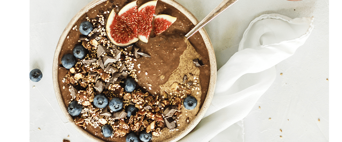 Čokolada u zdjeli i granola s bademima i medom