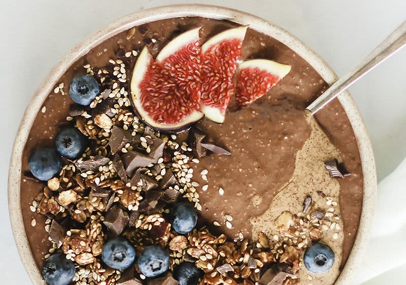 Čokolada u zdjeli i granola s bademima i medom