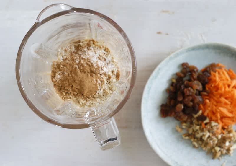 U smjesu umiješajte mrkvu, orahe i po potrebi grožđice