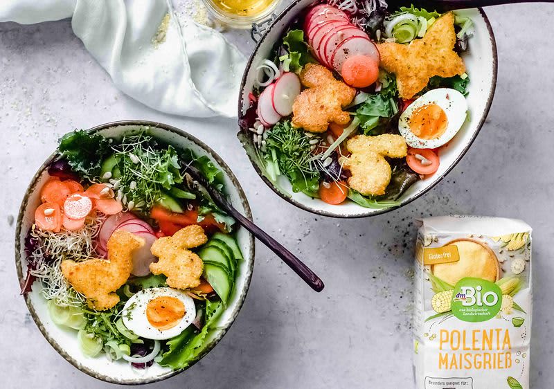 Proljetna salata s prženim kriškama palente 