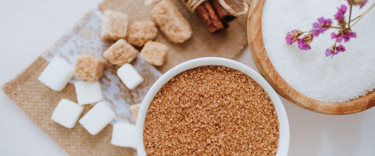 različite varijante šećera, smeđi šećer, šećer u kocki...