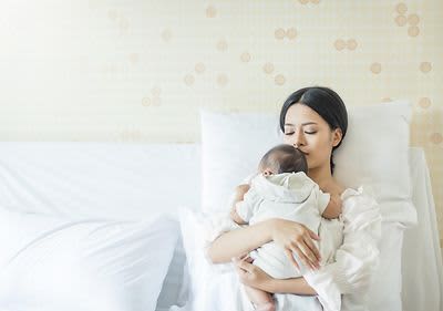 Žena s bebom u zagrljaju