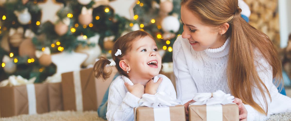 Mama i dijete ispod božićnog drvca
