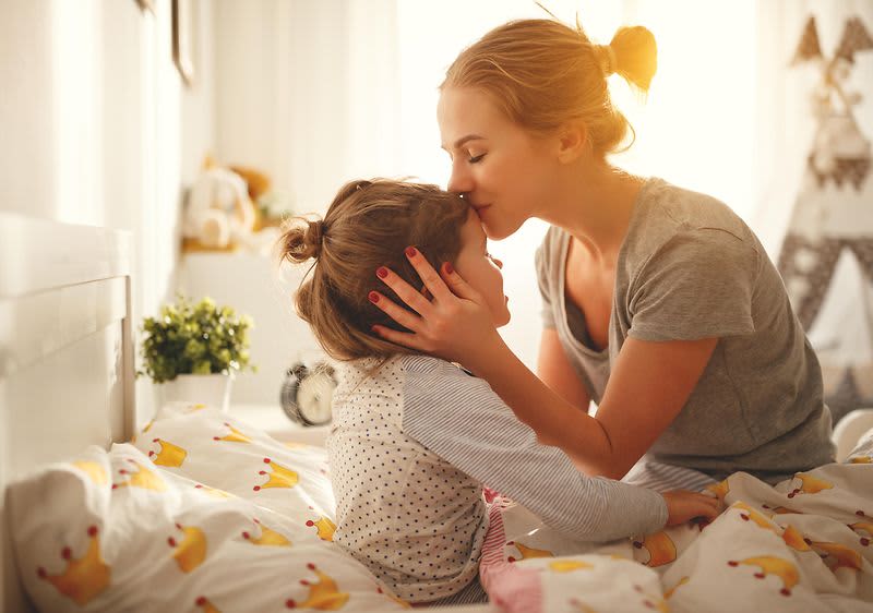 mama koja ljubi dijete prije spavanja