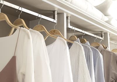 weisser Kleiderschrank mit heller Kleidung