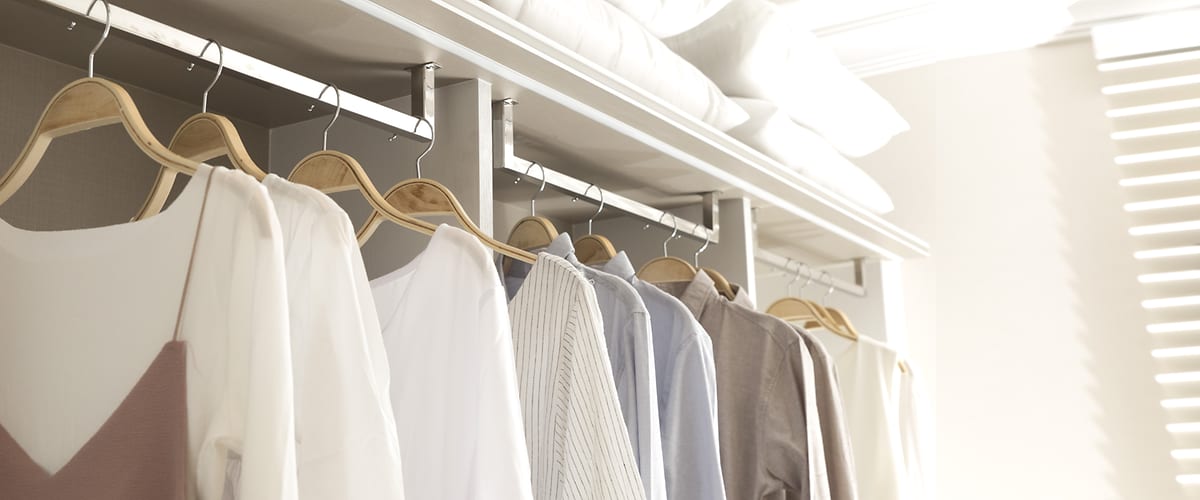 weisser Kleiderschrank mit heller Kleidung