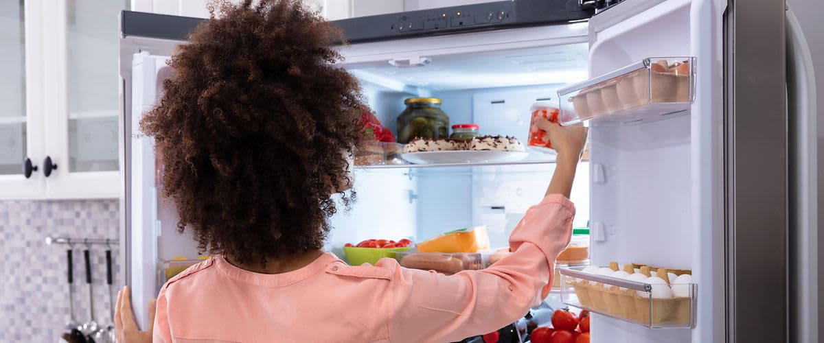 Čisti frižider pun namirnica