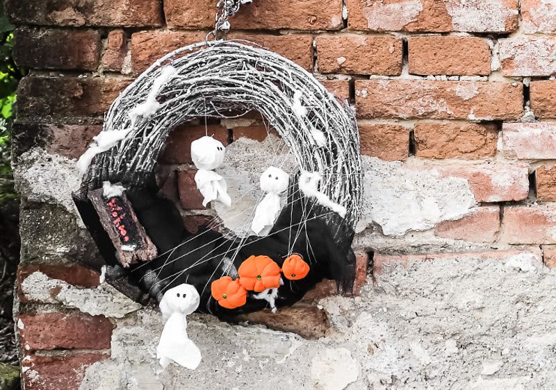 Za ljubitelje Halloweena: DIY zastrašujući vijenac za vrata