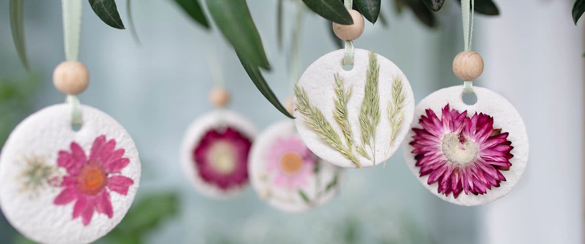 medaljoni od slanog tijesta s cvijećem