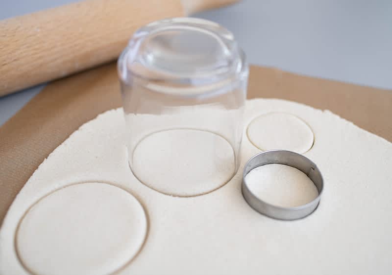 razvaljano slano tijesto i rezač za kekse