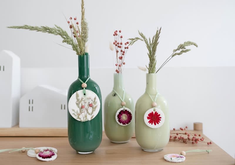 Medaljni od suhog cvijeća na vazama