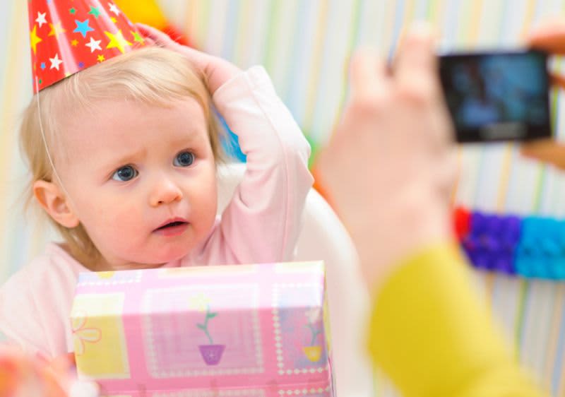 Beba sa rođendanskom kapom pred kamerom