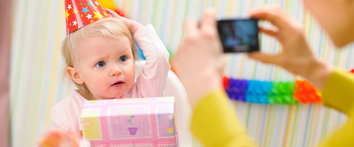 Beba sa rođendanskom kapom pred kamerom