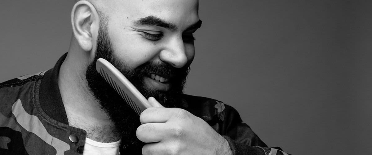 Muškarac uređuje bradu