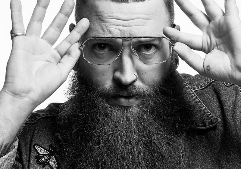 Muškarac se drži za naočale i namješta ih