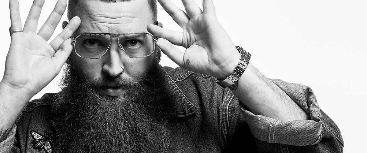 Muškarac se drži za naočale i namješta ih