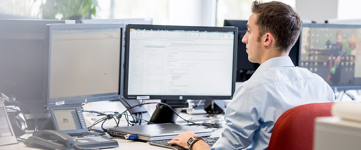 muškarac sjedi u uredu za radnim stolom