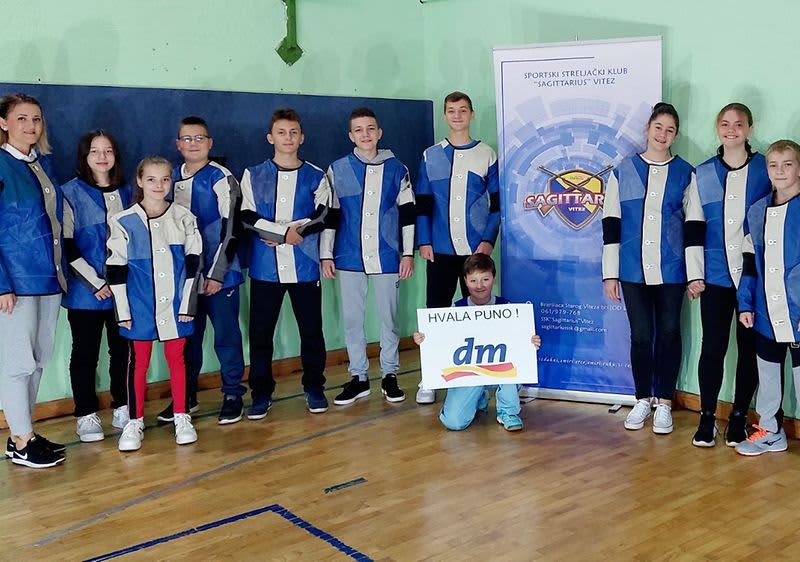 Kompanija dm donirala sredstva za nabavku streljačkih odijela za SSK „Sagittarius“