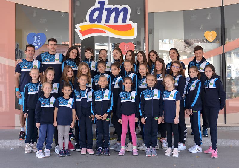 Kompanija dm donirala sredstva za nabavku sportske opreme Atletskom klubu „Zvornik“