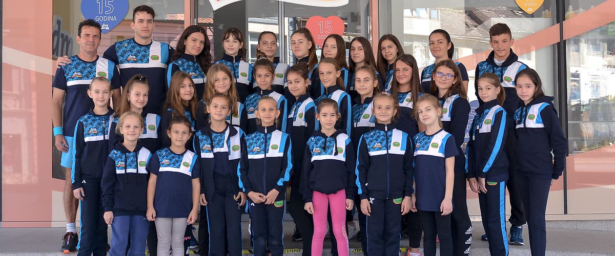 Kompanija dm donirala sredstva za nabavku sportske opreme Atletskom klubu „Zvornik“