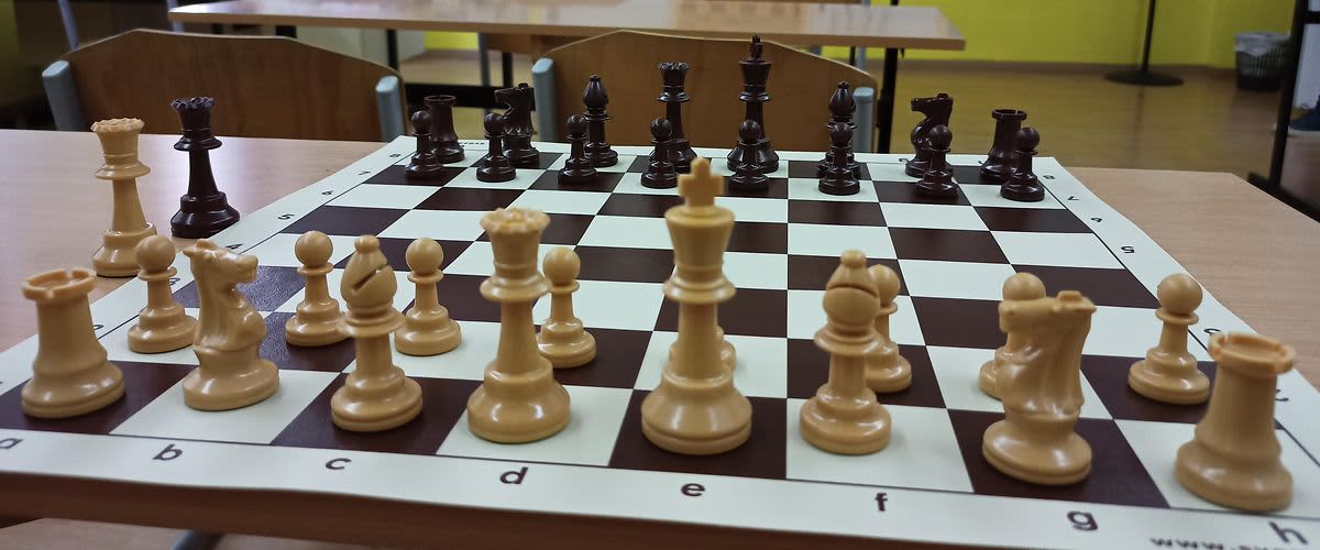 Kompanija dm donirala sredstva za nabavku šahovskih garnitura Školi šaha „Skakač“